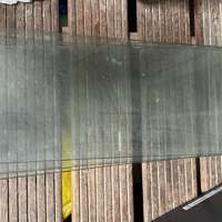 Drie glasplanken met beugels