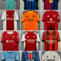 Diverse voetbalshirts en kids tenues