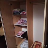 Goede en gebruikte kledingkast van licht hout