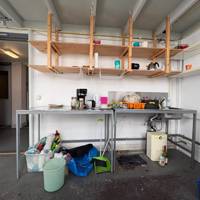 2 metalen werktafels, 1 met wasbak