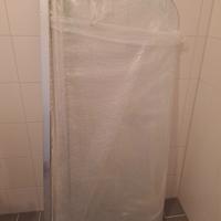 Ligbadglaswand door verhuizing .Groot 0,64×1.48 m met muurbevestiging