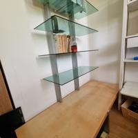 Opbergmeubel met houten tableau en vier glazen 'planken'.
