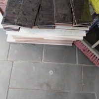 Gezocht vrijwilligers die tuinen kunnen bestraten voor en achter