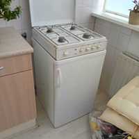 Koelkast en gasfornuis