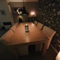 Grote eettafel met leren stoelen