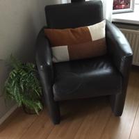 2 bruine  leuke stoeltjes 