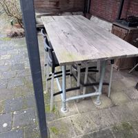Buiten hoge tafel met stoelen