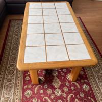 Houten salontafel met tegels.