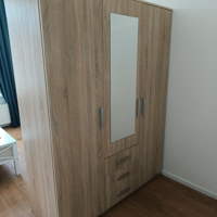 Ruime kledingkast + handleiding