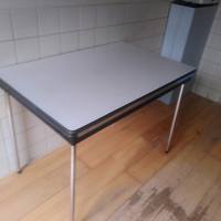 Uittrektafel kunststof met metalen frame