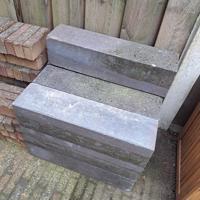 10 stuks betonnen borderranden 60cm lang 15cm in het vierkant 