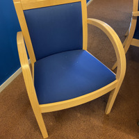 Grote houten tafel met 6 stoelen