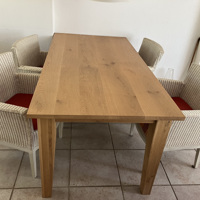 Jean des Bouvrie tafel met vier rieten stoelen