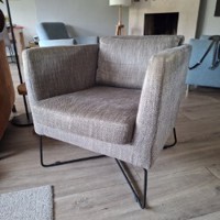 Stoel, zit goed, wel wat verkleurd