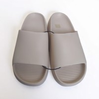 Heren slippers effen beige 44