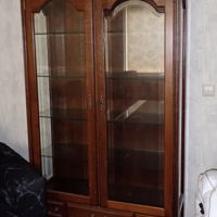 Kast met glazen deuren en planken