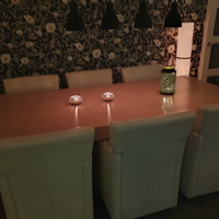 Grote eettafel met leren stoelen