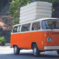 2x fijne Coco-Mat matrassen en eventueel ook nog een 1 persoons goed, stevig stalen Auping bed ( met een standaard matras)