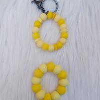 Baby-Mama geschenkset bijtring + sleutelhanger geel