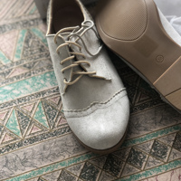nieuwe schoen in doos maat 38--kleur licht grijs
