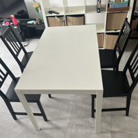 IKEA tafel en vier houten stoelen 