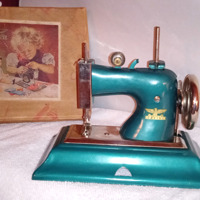 Casige speelgoednaaimachine (1940''s) met originele 