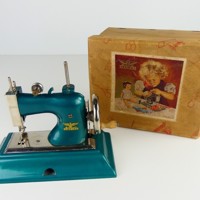 Topper : Casige speelgoednaaimachine (1940's) met originele 