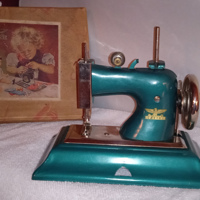 Topper : Casige speelgoednaaimachine (1940&amp;#x27;s) met originele 