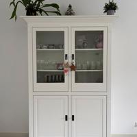 Te koop: massieve houten witte kast.