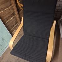 Twee van deze dezelfde stoelen.