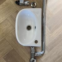 Toilet fontein met kraan en afvoer