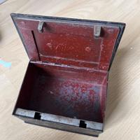 Metalen kistje/ kluisje  de sleutel zit er niet bij. Ik