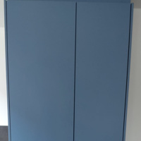 Blauwe kast met deurtjes