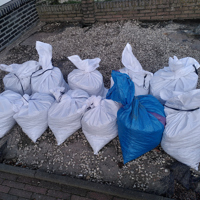 Puinzakken met siergrind
