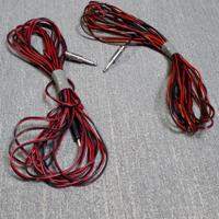 Twee sprekers kabels