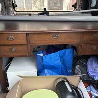 Klassiek houten bureautje met laadjes