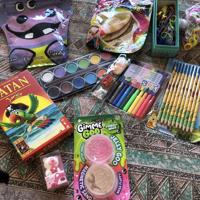 kleur potloden--verf--elastiekjes enz tas vol