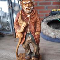 Statuur oude man met schoenen A