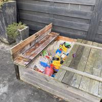 Zandbak met twee bankjes