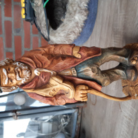 Statuur oude man met schoenen H