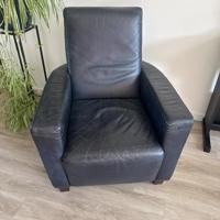 Donkerblauwe leren fauteuil 