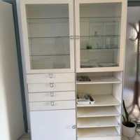 Buffetkast met vitrine, lades en open vakken