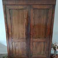 Antieke kast. Massief hout
