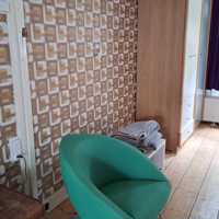 2 deurs witte kledingkast en kledingkast met glazen deur