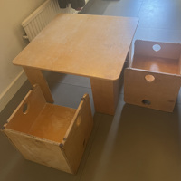 Tafel en twee stoeltjes voor peuters en kleuters