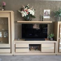 Tv kast eiken. Uitschuifbare tafel met stoelen 