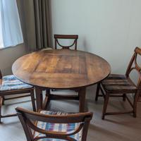 Eettafel inclusief 4 bijbehorende stoelen