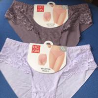 2 stuks mooie nieuwe slips met kant kaart eraan