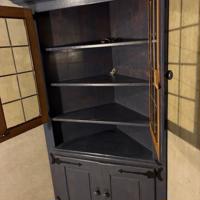 Groene hoekkast met glazendeurtjes