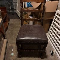 Antiek houten stoel met lederen zitvlak